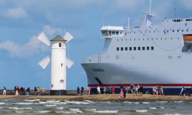 Ile aut zabiera prom w Świnoujściu? Zaskakujące fakty o pojemności Ile aut zabiera prom w Świnoujściu? Zaskakujące fakty o pojemności