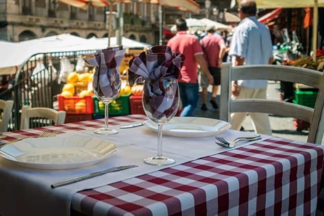 Gdzie zjeść w Katanii? Odkryj lokalne smaki i najlepsze restauracje Gdzie zjeść w Katanii? Odkryj lokalne smaki i najlepsze restauracje